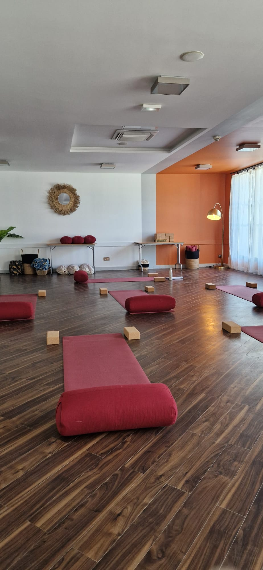 La salle de yoga du Spa La Source de la Valadière à Juvignac, tapis et briques en place