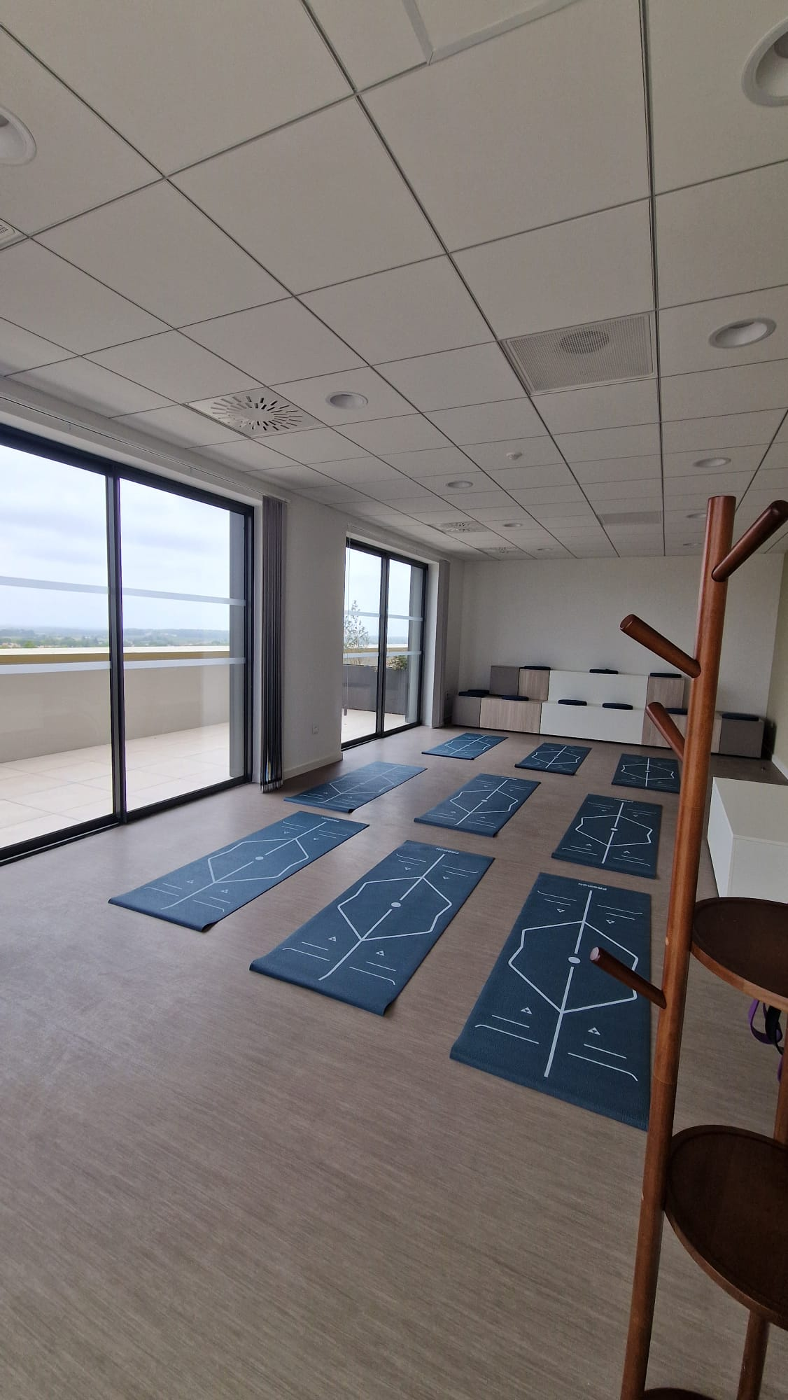 Le Flex Studio du Castel Med Park à Castelnau-le-Lez, tapis de yoga face aux baies vitrées